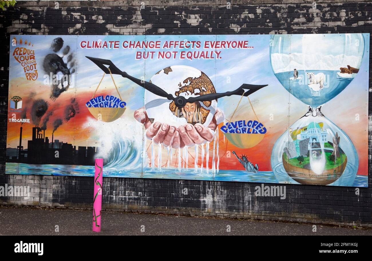 Muro Internazionale o Peace Wall su Albert Street, Belfast che mostra l'opera d'arte Foto Stock