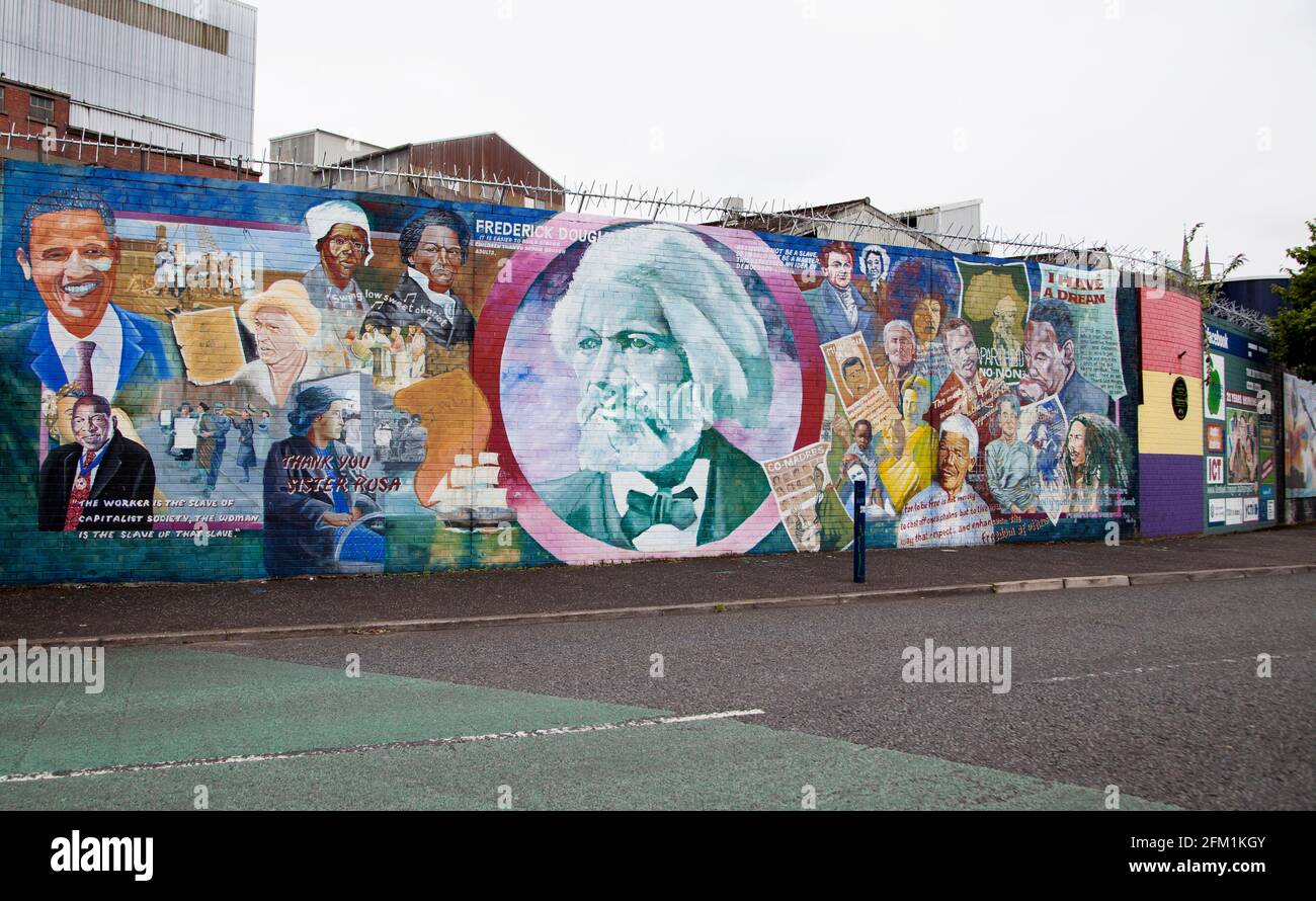 Muro Internazionale o Peace Wall su Albert Street, Belfast che mostra l'opera d'arte Foto Stock