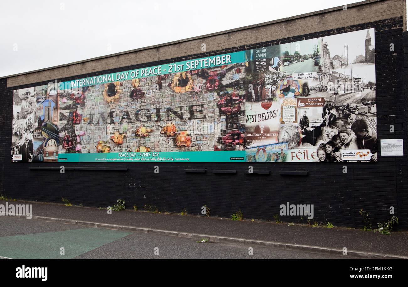 Muro Internazionale o Peace Wall su Albert Street, Belfast che mostra l'opera d'arte Foto Stock