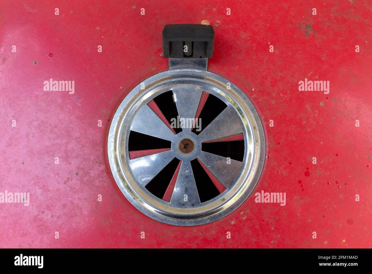 Circolare aperto su rosso carbone barbecue fotografia contemporanea Foto Stock
