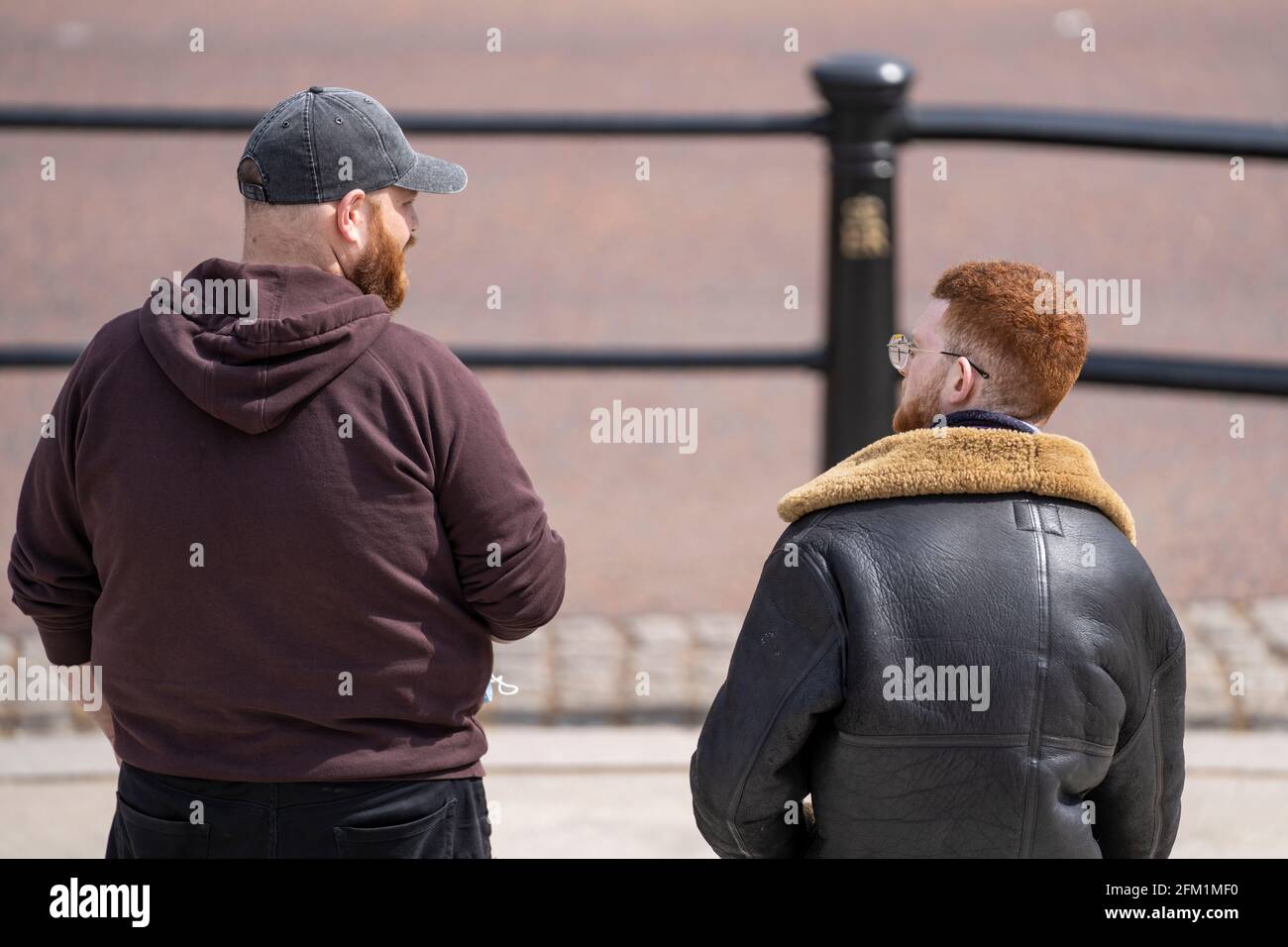 LONDRA, Regno Unito – 01 maggio 2021: Due uomini con peli di zenzero e barba sono visti insieme in piedi sul Mall, vista posteriore. Parlando durante la protesta di Kill the Bill Foto Stock