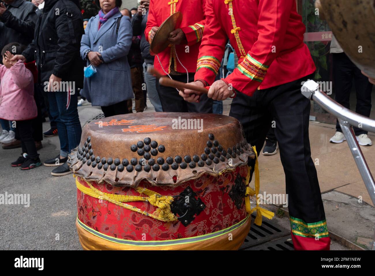 battere tamburi e gong in una festa etnica Foto Stock