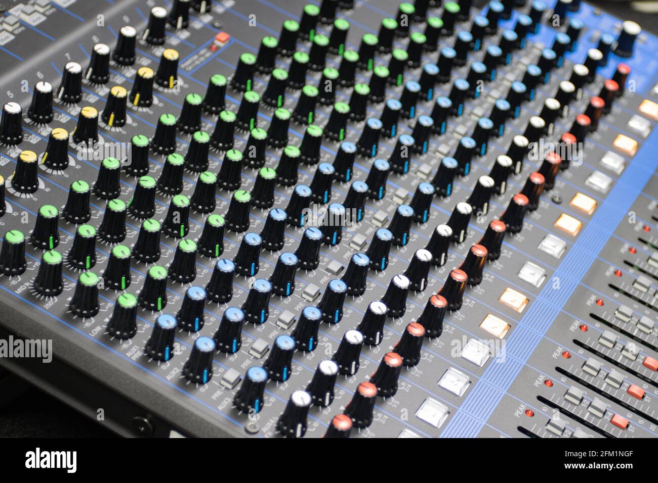 Pulsanti di controllo audio controllo del suono sistema Hi Fi l'impianto audio, pannello di controllo del mixer studio digitale Foto Stock