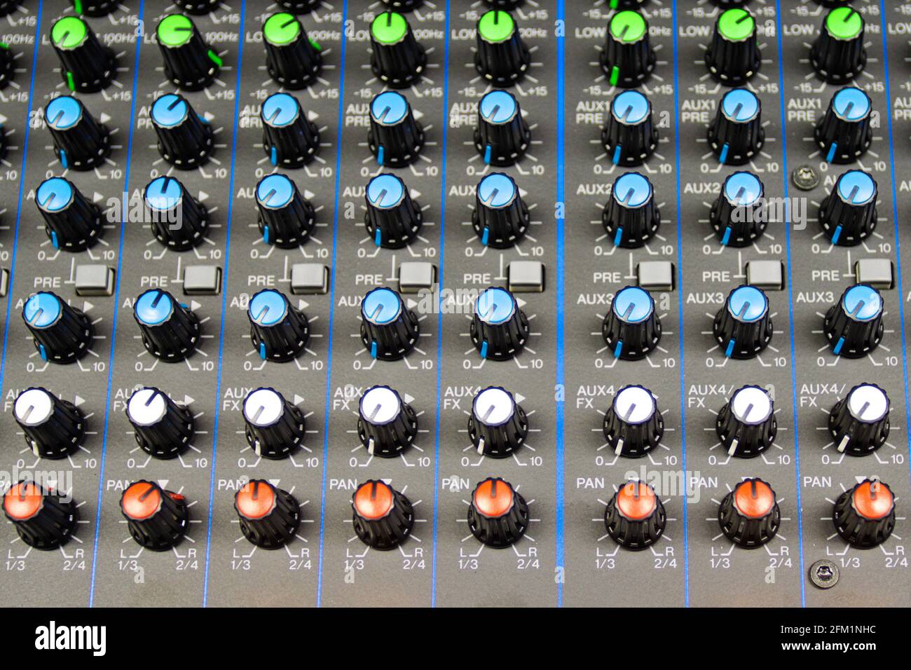 Pulsanti di controllo audio controllo del suono sistema Hi Fi l'impianto audio, pannello di controllo del mixer studio digitale Foto Stock