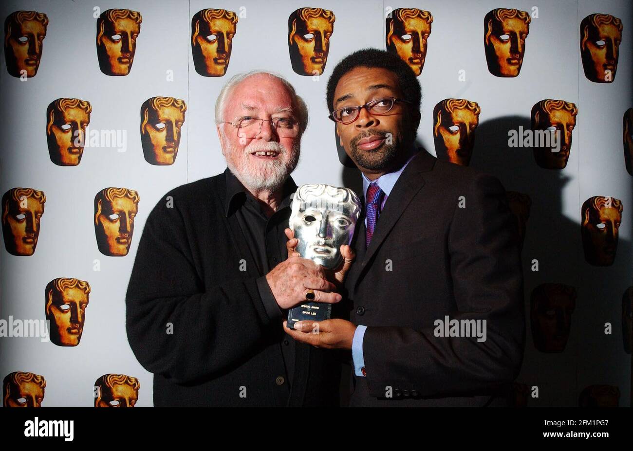 Lord Richard Attendborough presenta il premio speciale BAFTA agli americani Film regista Spike Lee stasera.21 novembre 2002 foto Andy Paradise Foto Stock