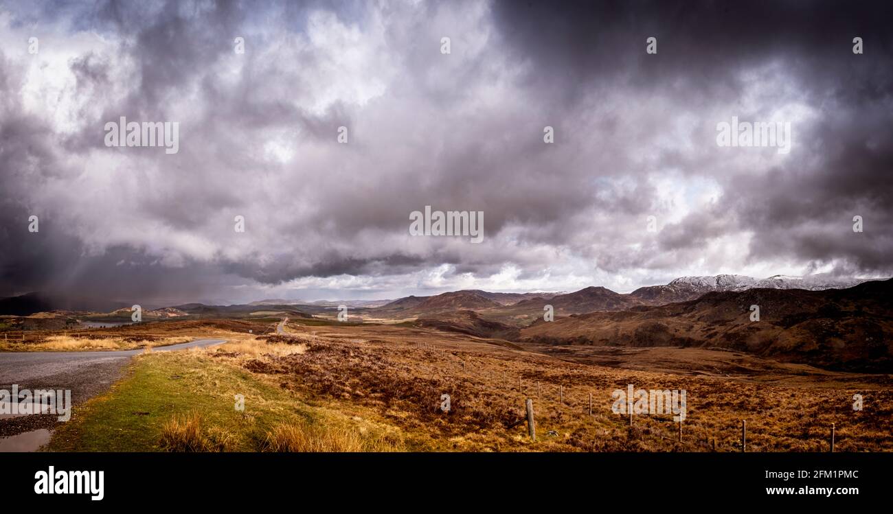 Guardando a nord-est da Suidhe Chuimein, un nome appropriato per la cima del passo che esce dal Grande Glen in Stratherrick come significa, uscire Foto Stock