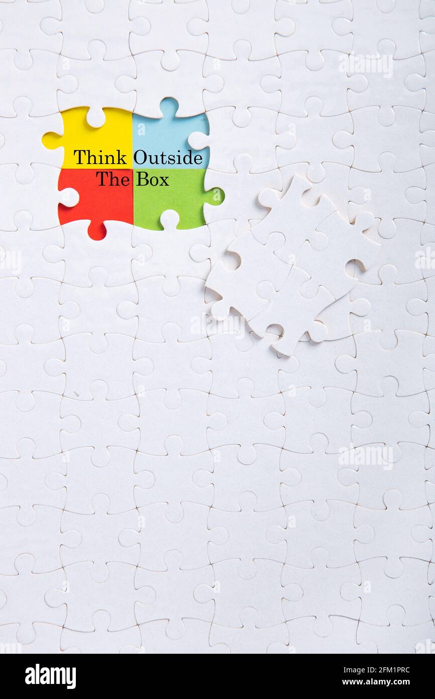 Jigsaw puzzle pezzo con parola pensare fuori dalla scatola, Quotes business concept Foto Stock