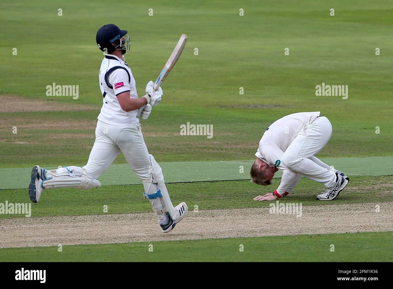 Frustrazione per Simon Harmer di Essex come Warwickshire aggiungere al loro totale durante Warwickshire CCC vs Essex CCC, Specsaver County Championship Division Foto Stock