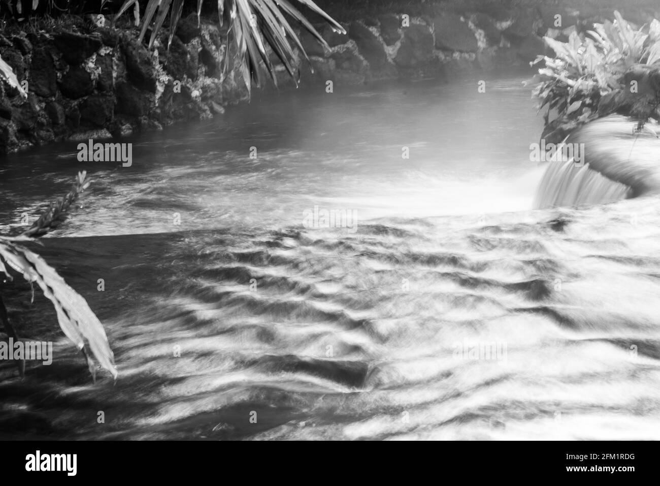 Piscine di acqua termale e fiumi di sorgente calda non pompati (che scorrono liberamente) ai piedi del vulcano Arenal, vicino a la Fortuna, Costa Rica Foto Stock