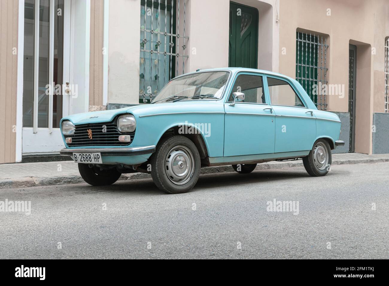 SABADELL, SPAGNA-9 APRILE 2021: 1965 Peugeot 204 Berline (o berlina), disegnata da Battista Pininfarina Foto Stock