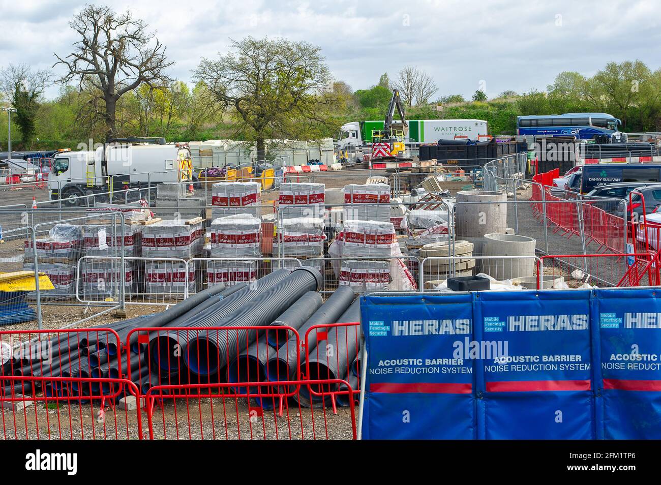 Slough, Berkshire, Regno Unito. 4 maggio 2021. La M4 è stata aggiornata a una Smart Motorway con All-Lane-Running (ALR). Ci rimane un enorme composto in Slough vicino a Datchet in campi che hanno usato per avere cavalli che pascolano in loro. L'area è ora irriconoscibile dopo la demolizione del ponte esistente attraverso la M4. Negli ultimi 5 anni sono stati 38 i decessi su Smart autostrade nel Regno Unito. Credit: Maureen McLean/Alamy Live News Foto Stock