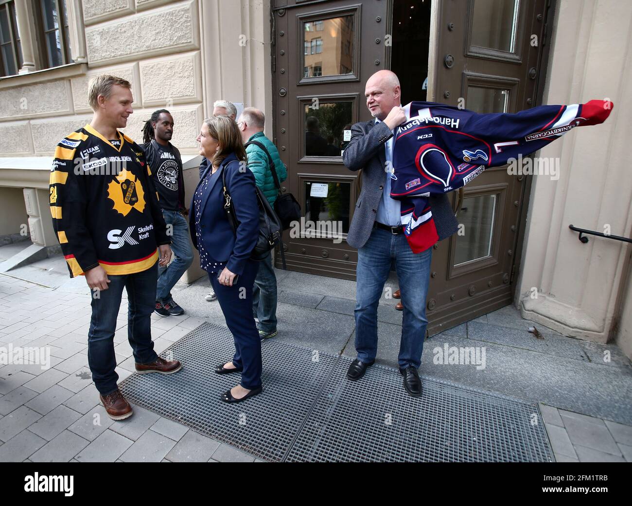 Bert Robertsson (a sinistra), allenatore per Skellefteå AIK e Roger Melin allenatore Linköping HC, LHC, prima della tradizionale foto di squadra, prima della stagione della lega di hockey svedese 2014/15, durante una conferenza stampa a Norra Latin, Stoccolma, Svezia. Foto Stock