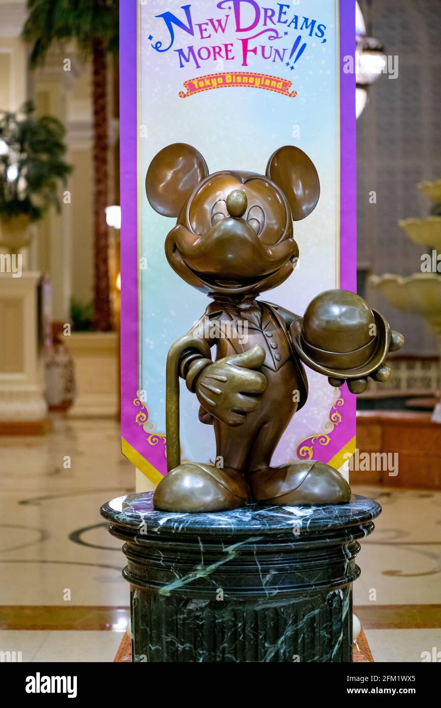 URAYASU, CHIBA, GIAPPONE - Set 25, 2020: Una statua in bronzo di Topolino al Tokyo Disney Hotel al Tokyo Disney Resort di Urayasu, Chiba, Giappone. Foto Stock