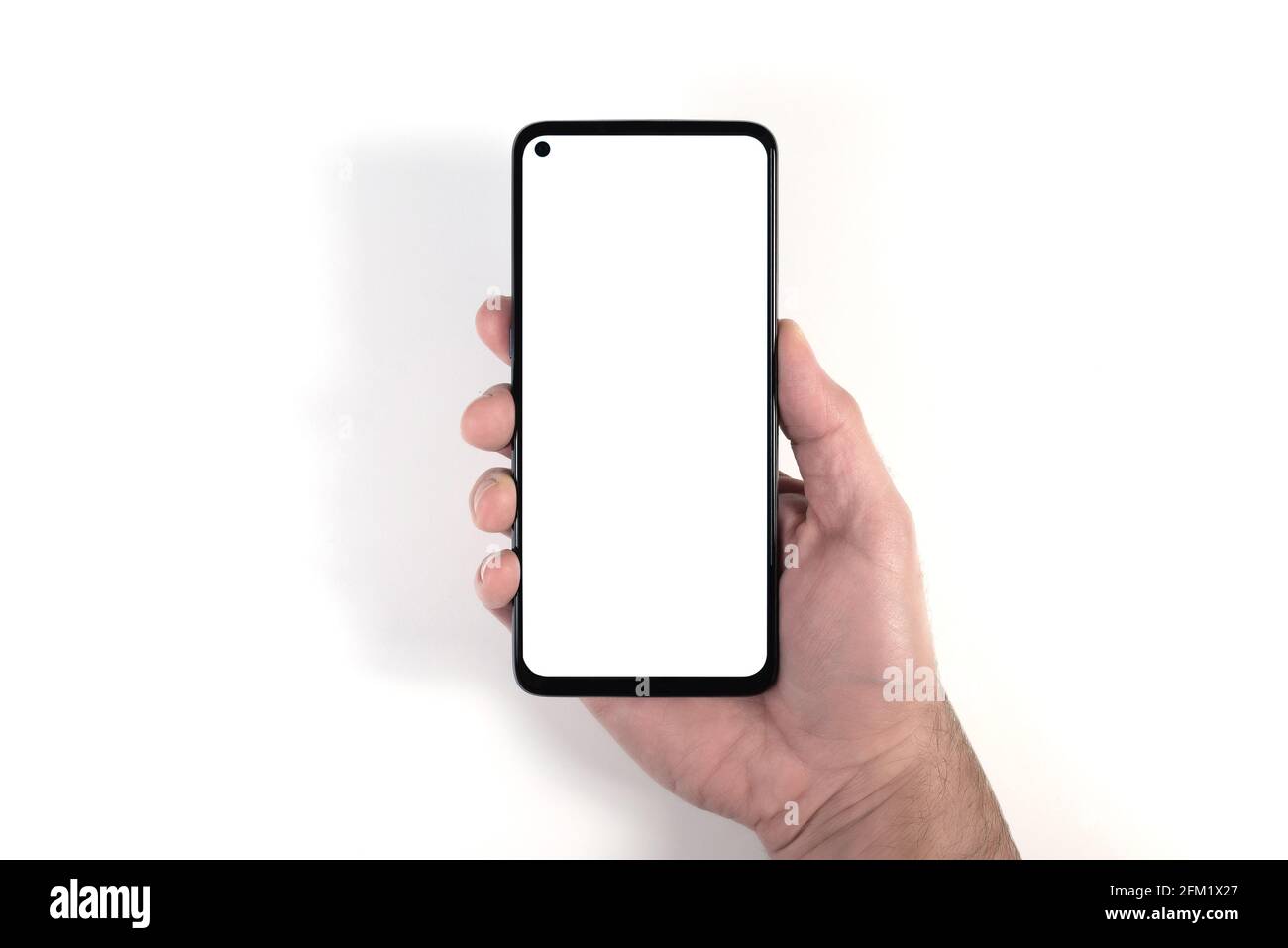 tenere lo smartphone con schermo bianco vuoto su sfondo bianco, persona che utilizza il modello dello smartphone con spazio per la copia Foto Stock