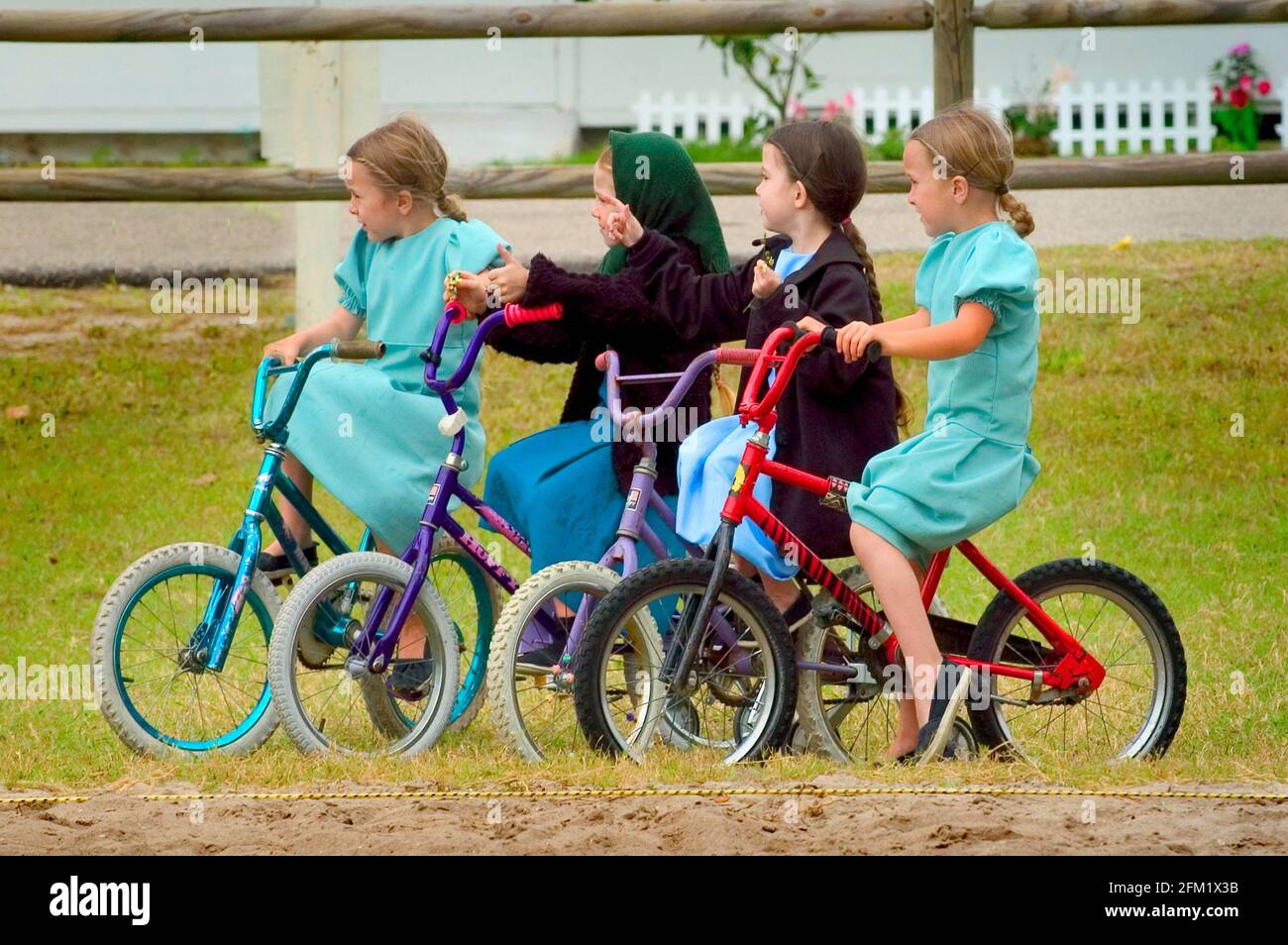 I bambini Amish giocano sulle loro biciclette nei loro quartieri invernali al Pinecraft Village, Sarasota, Florida Foto Stock