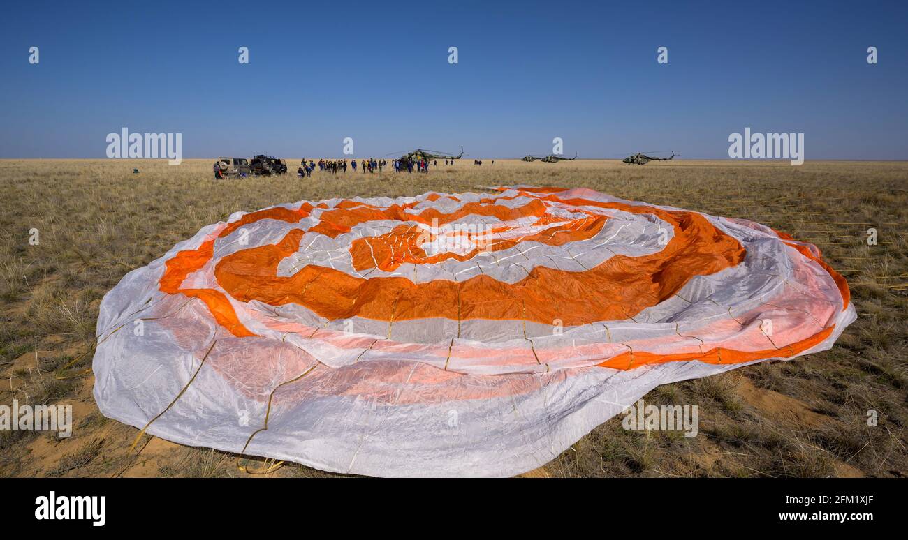 VICINO a ZHEZKAZGAN, KAZAKHSTAN - 17 aprile 2021 - le squadre russe di ricerca e soccorso arrivano al veicolo spaziale Soyuz MS-17 poco dopo che è atterrato in un remoto Foto Stock