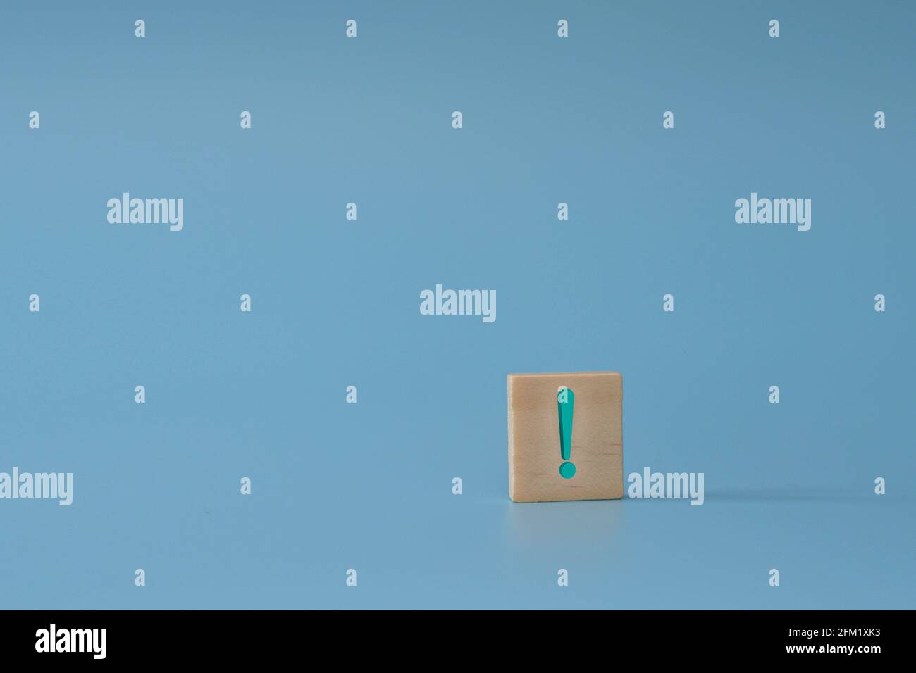 Punto esclamativo su sfondo blu Foto Stock