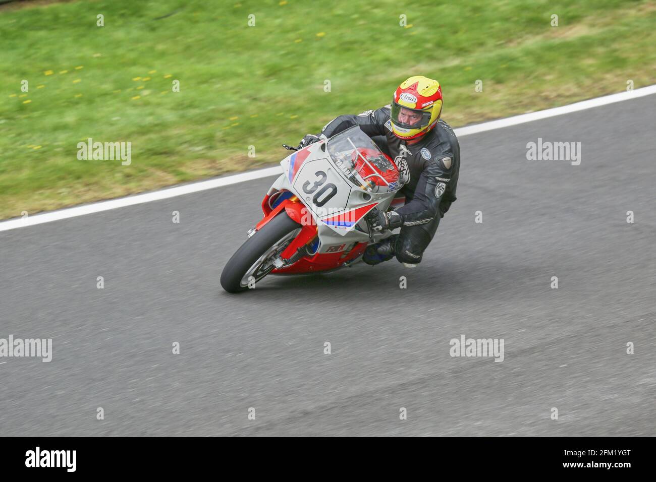 Ian Simpson sulla Yamaha OW01 da 750 cc si avvicina al Coppice Corner Al Cadwell Park International Classic nel 2015 Foto Stock