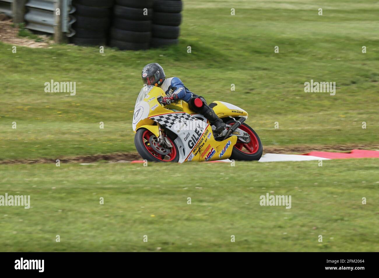 Lloyd Dickinson approda il Gooseneck a bordo di una Honda NSR500V AT Il Cadwell Park International Classic nel luglio 2015 Foto Stock