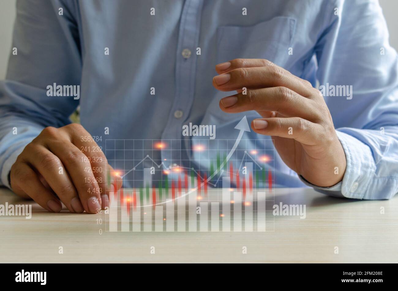 Finanza aziendale e tecnologia. Concetti di investimento. Investire nel mercato azionario e nei fondi. Uomo d'affari analizza dati finanziari, grafici e trad forex Foto Stock