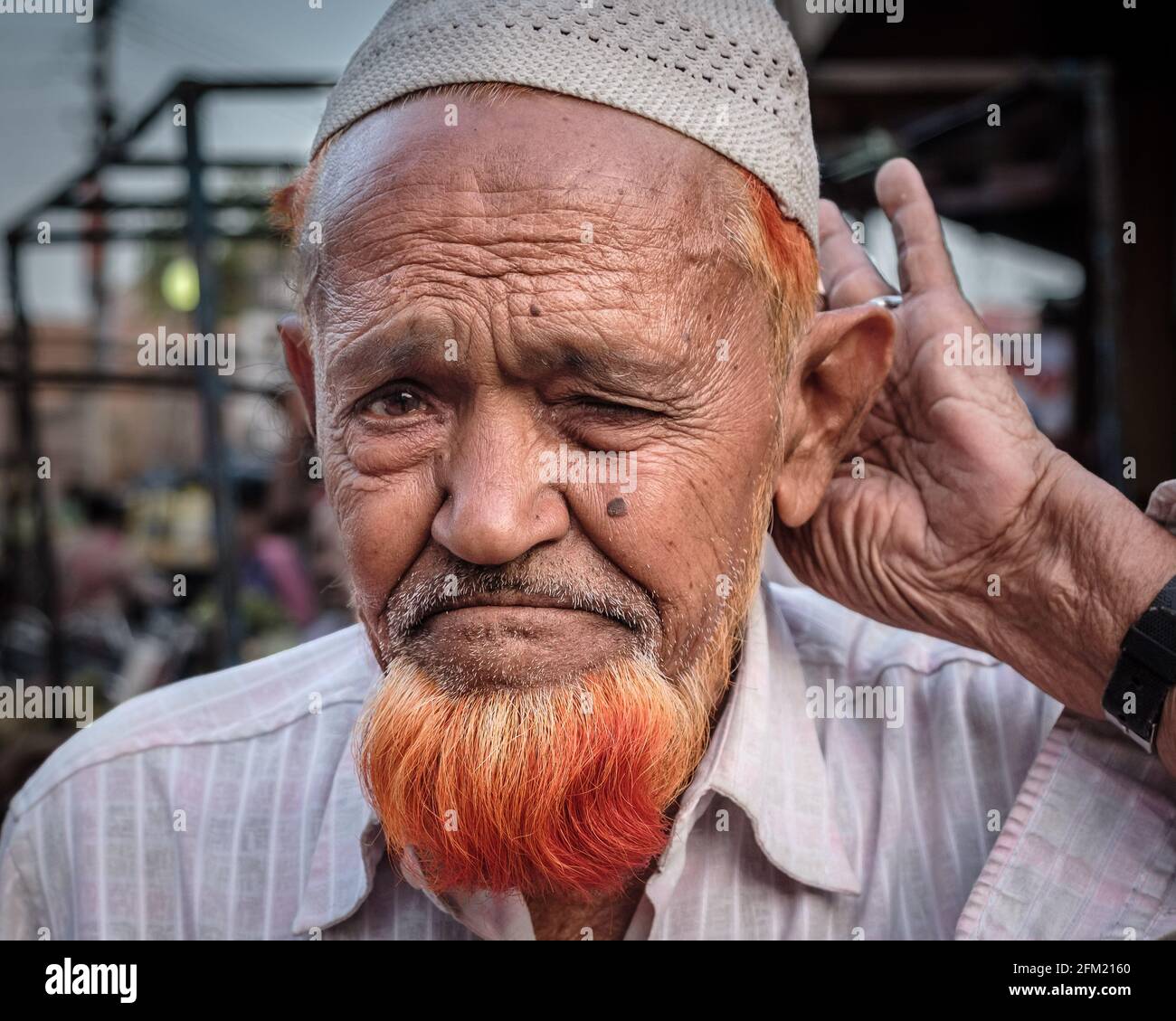 Questa corta barba arancione si distingue sicuramente dalla folla. ASIA: QUESTO FOTOGRAFO ha trascorso TRE anni a caccia delle BARBE più invidiabili dell'Asia. In attivato Foto Stock