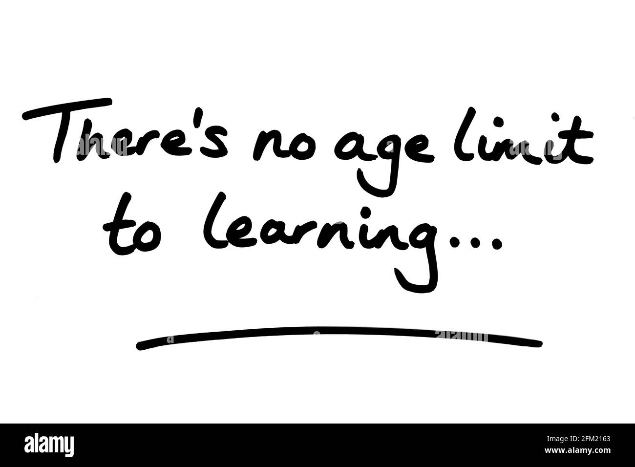 Theres nessun limite di età all'apprendimento… scritto a mano su sfondo bianco. Foto Stock