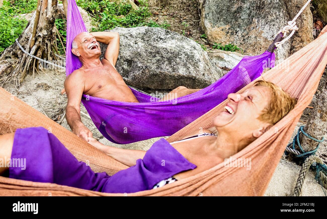 Anziano vacanza di coppia in pensione rilassandosi sull'amaca alla spiaggia - Anziani attivi e giovani concetto di viaggio felice durante il tour intorno Il mondo che esplora Thaila Foto Stock