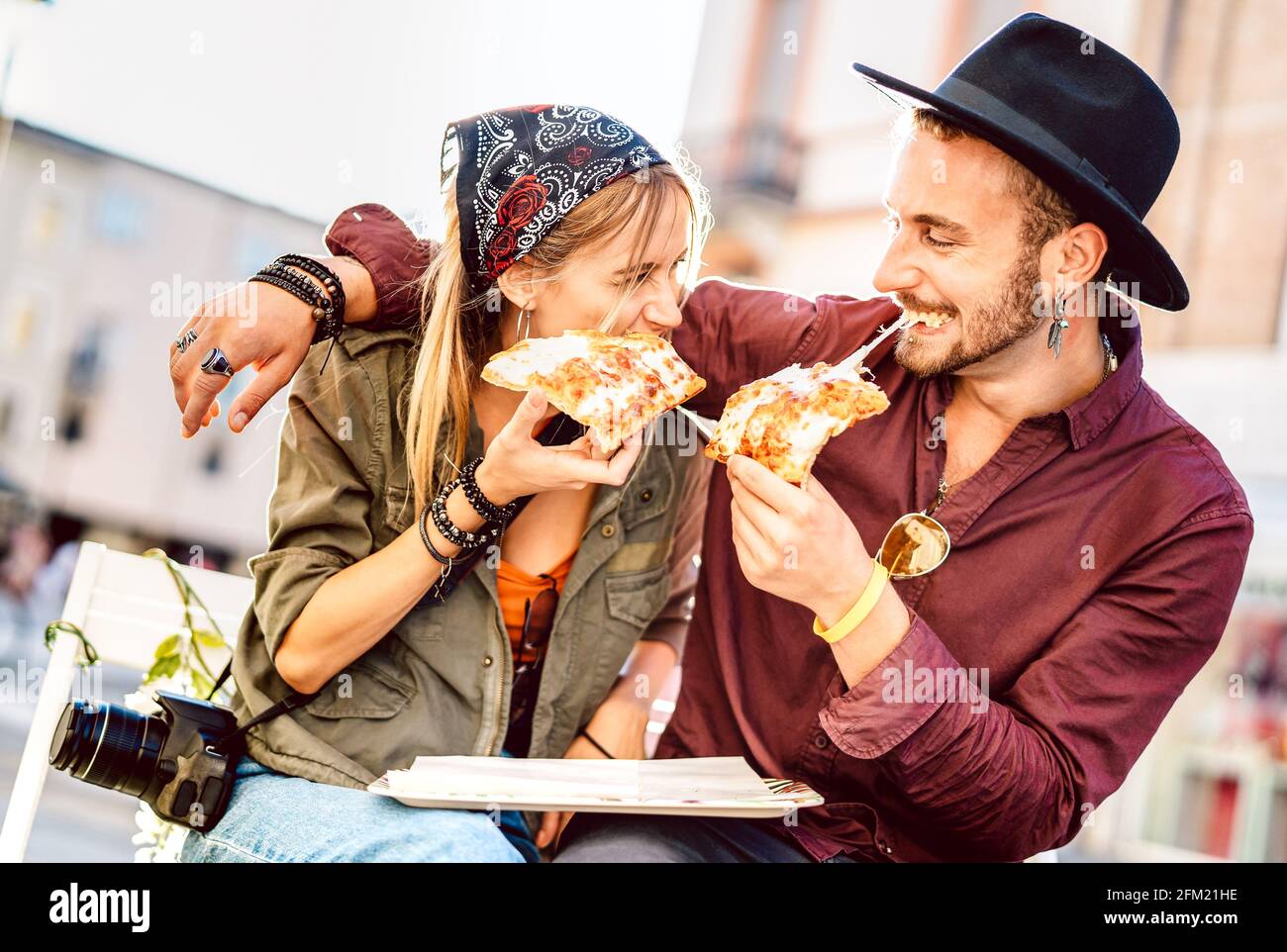 Giovane coppia hipster mangiare pizza al bar ristorante all'aperto - Buon concetto di rapporto con il ragazzo milleniale e la ragazza che si divertono momenti Foto Stock