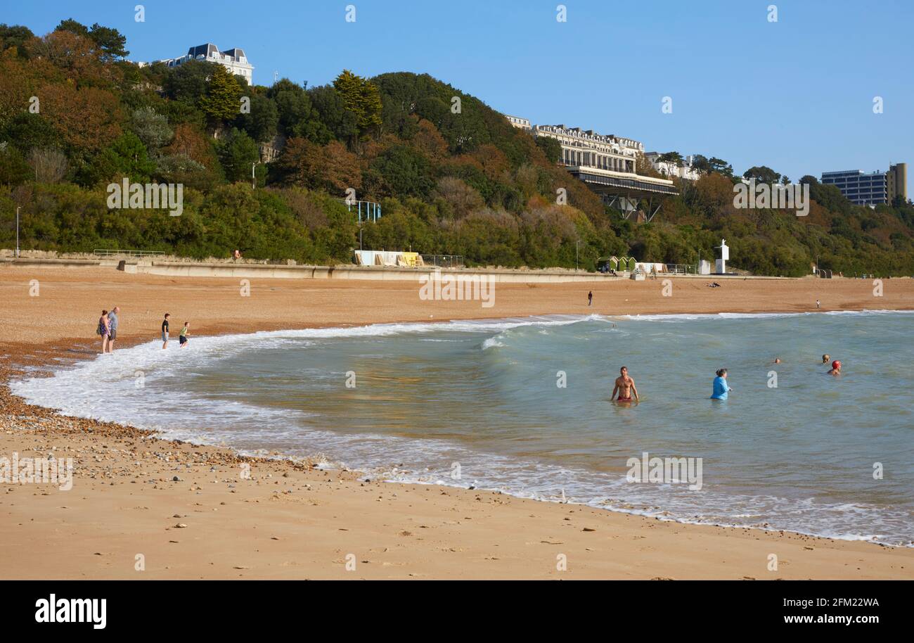 Persone in mare, Folkestone, Kent, Inghilterra Foto Stock