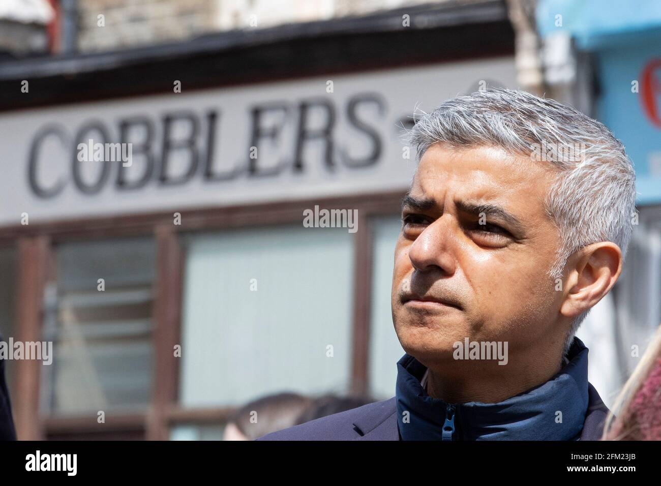 Il Sindaco laburista di Londra Sadiq Khan incontra la gente del posto a Waltham Forest il 5 maggio 2021, l'ultimo giorno della campagna elettorale per le elezioni locali Foto Stock
