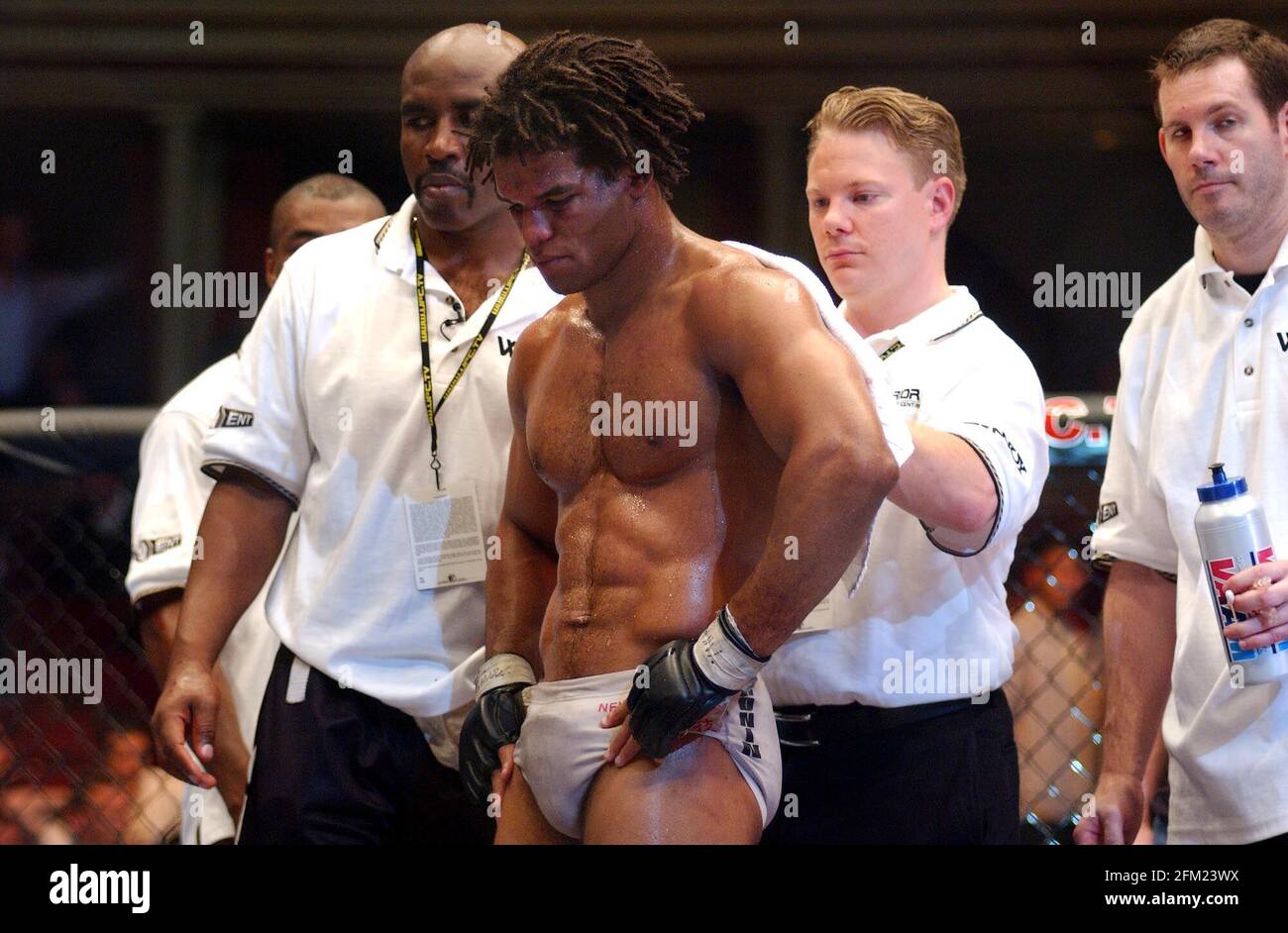 Il combattente del peso Welterweight dell'UFC Carlos Newton dopo aver perso con il campione Matt Hughes.13 Luglio 2002 foto Andy Paradise Foto Stock