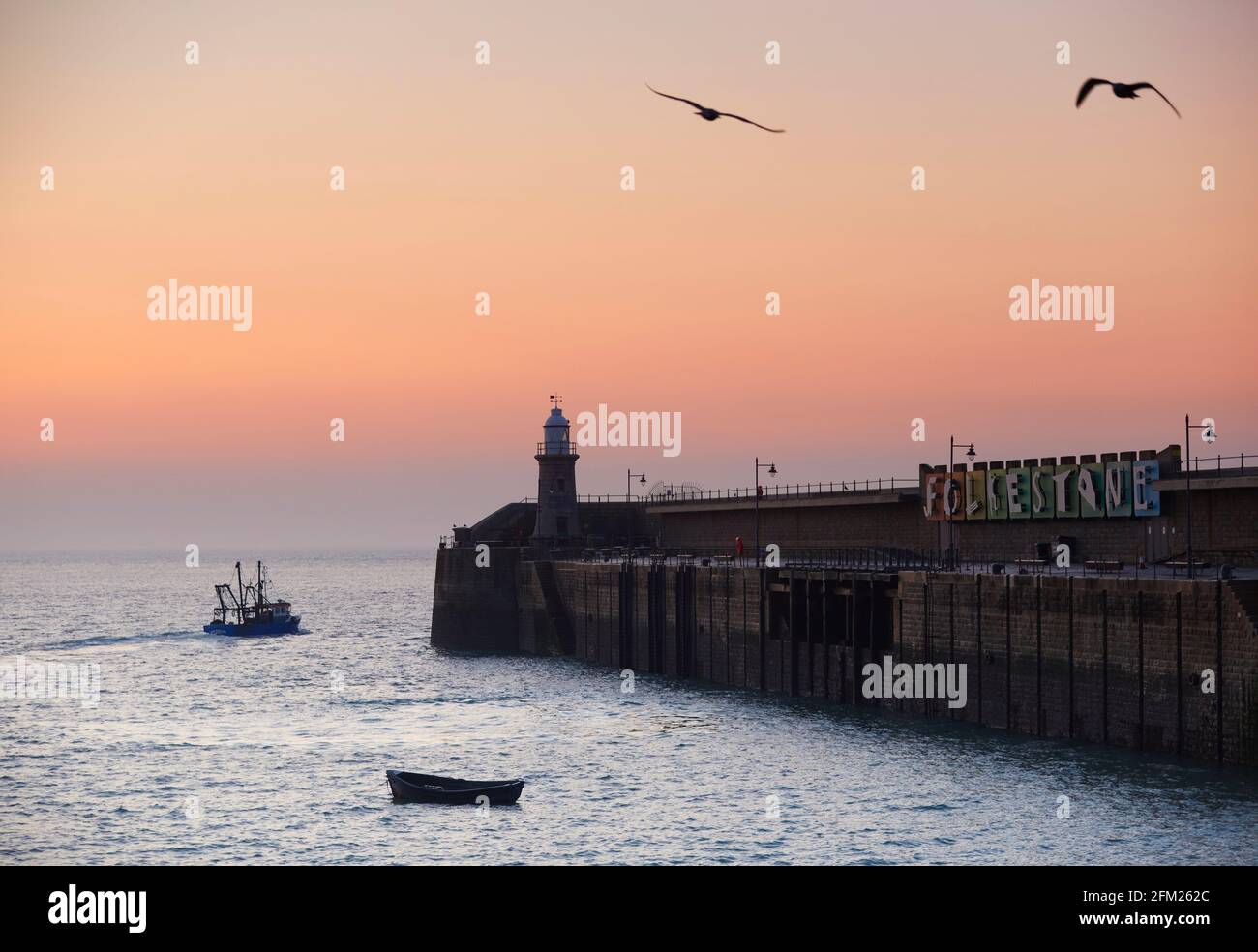 Sunrise Harbour Arm, Folkestone, Kent, Inghilterra Foto Stock