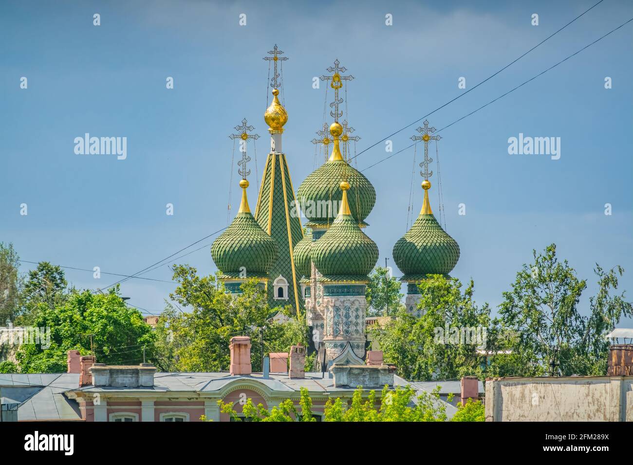 La Chiesa dell'Assunzione con le torri a cupola a cipolla verde a Nizhny Novgorod, Russia Foto Stock