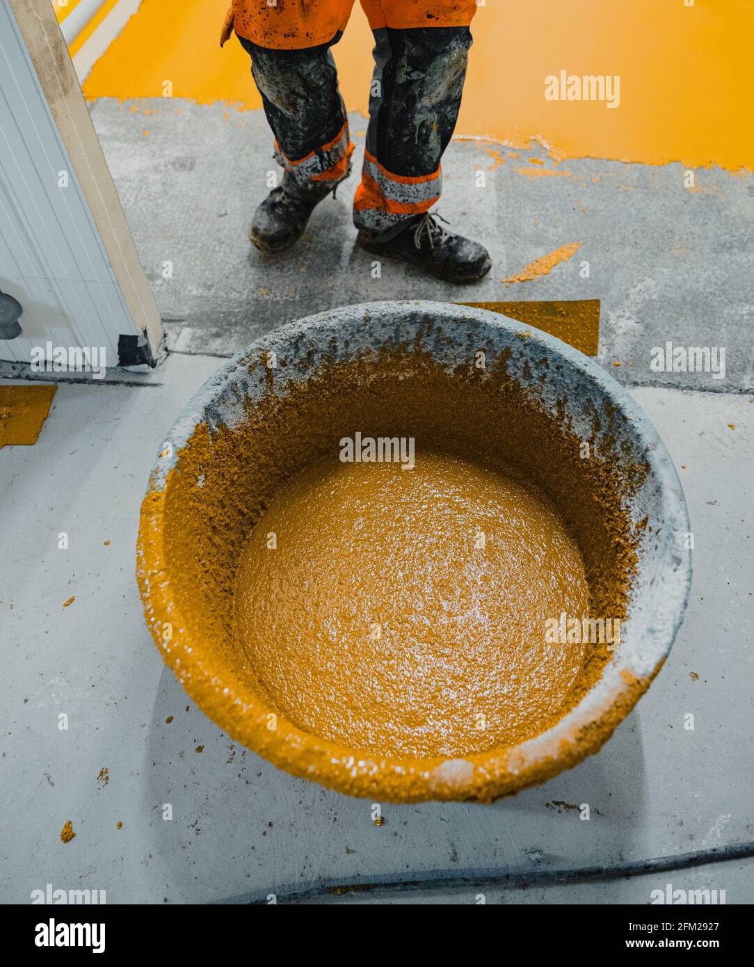 Contenitore in cui si trovano composizioni chimiche per pavimenti in resina epossidica misto Foto Stock