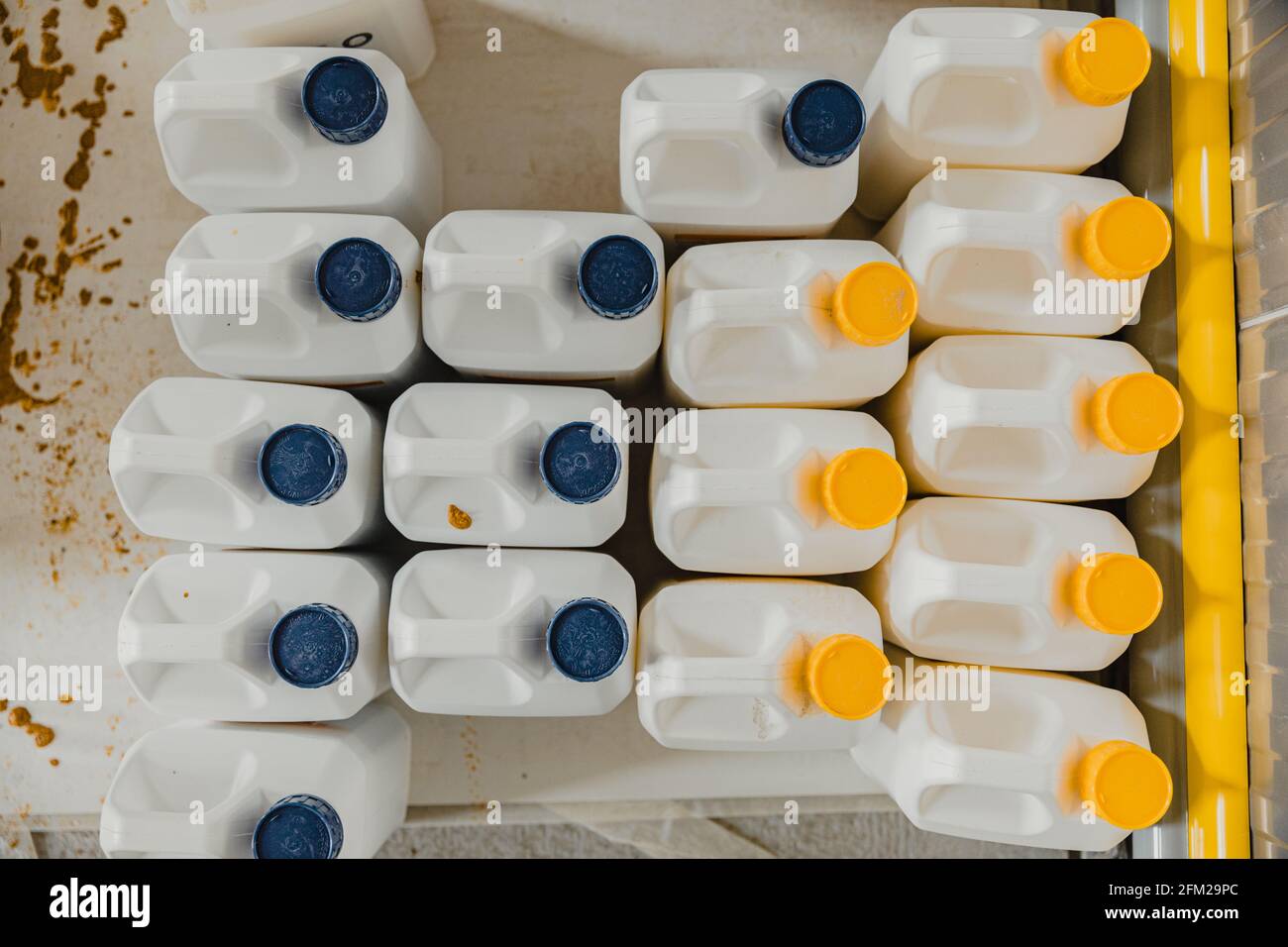 Contenitori in plastica per soluzioni chimiche liquide Foto Stock