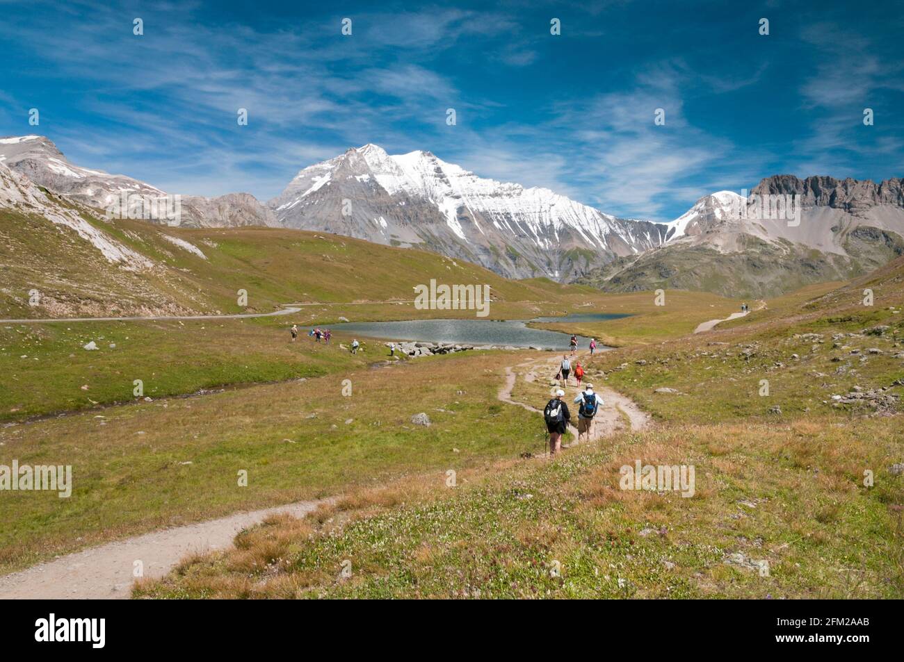 Persone escursioni da Plan du Lac con la montagna Grande casse alle spalle, Parco Nazionale della Vanoise, Savoia (73), Auvergne-Rhone-Alpes regione, Francia Foto Stock