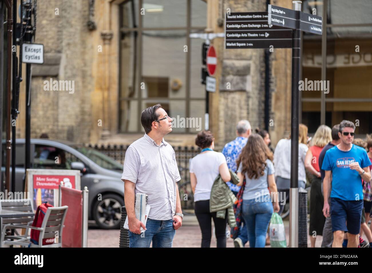 Viaggiatori che leggono le indicazioni per le attrazioni turistiche con le indicazioni stradali. Cambridge, Regno Unito, 1 agosto 2019. Foto Stock