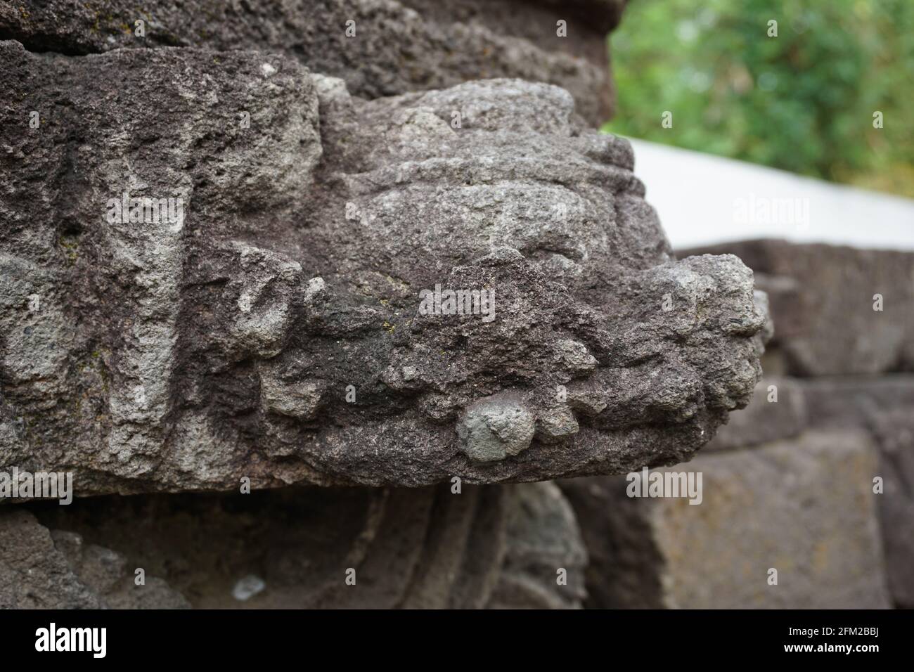 Blitar, Giava Orientale, Indonesia - 25 Aprile 2021 : scultura in pietra su Tempio di Simping. Il tempio di Simping è la tomba di Raden Wijaya, il re di Majapahit Foto Stock