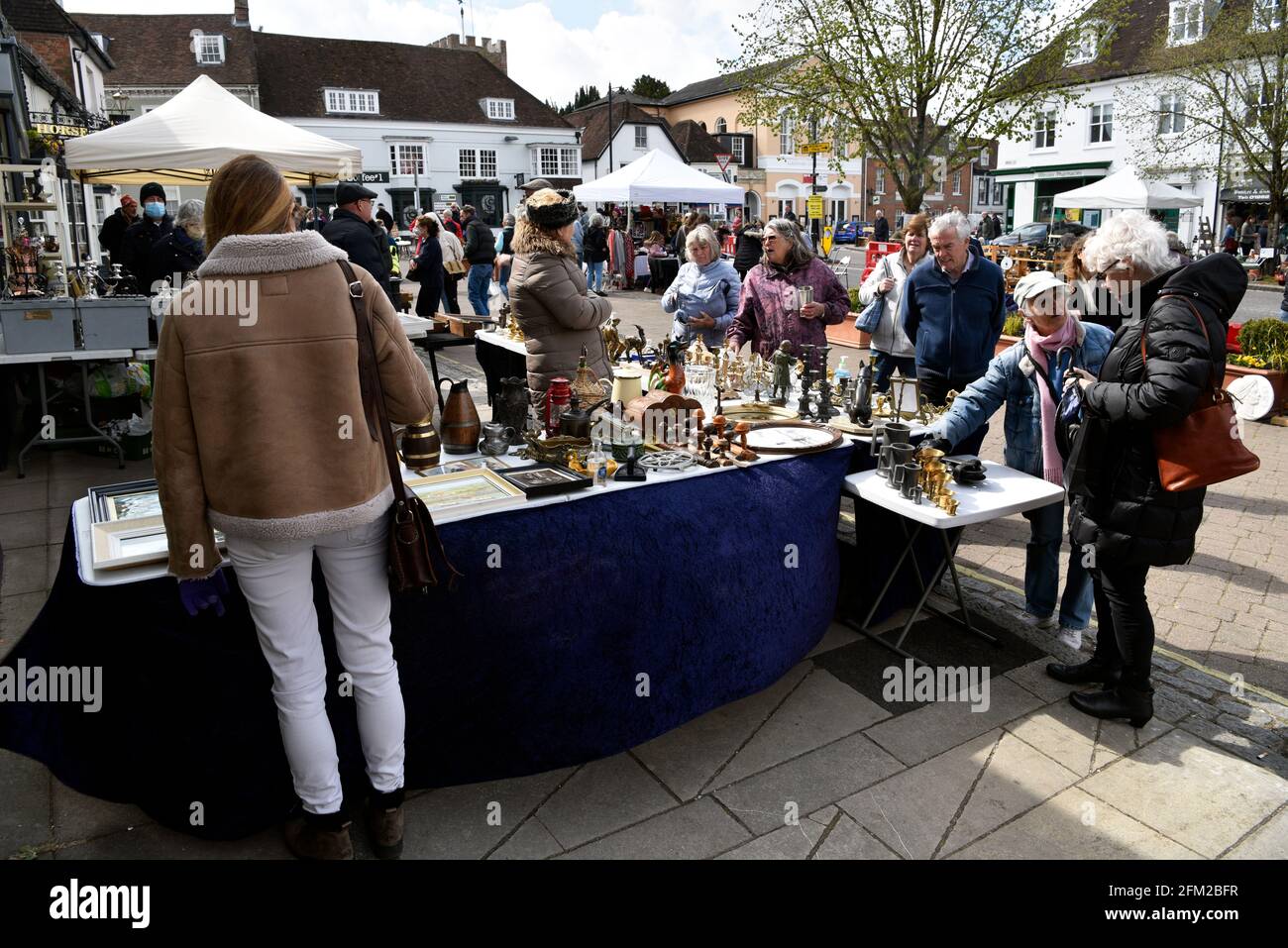 Brocante (mercato delle pulci), Broad Street, Alresford, Hampshire, Regno Unito. 03.05.2021. Foto Stock