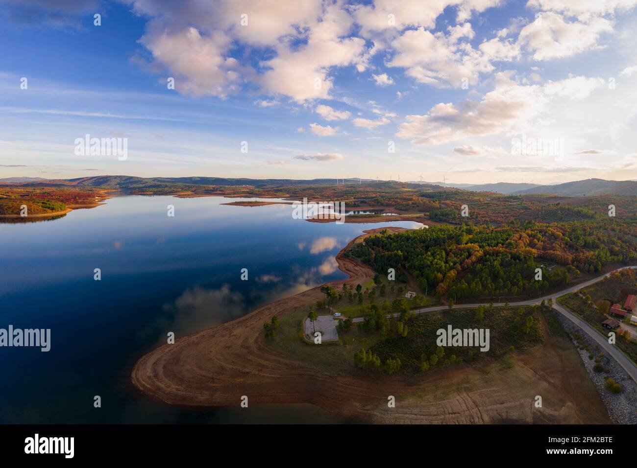 Drone vista panoramica aerea del lago Sabugal Dam con perfetto riflesso, in Portogallo Foto Stock