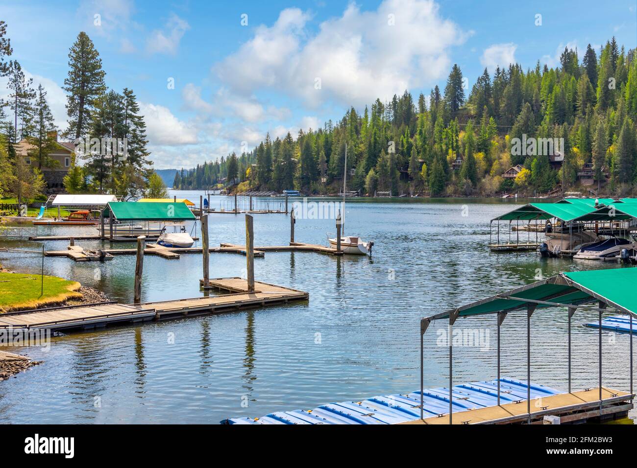 Una piccola baia di case sul lungomare contenente un piccolo porticciolo con banchine e scivoli in barca a Rockford Bay a Coeur d'Alene, Idaho USA Foto Stock
