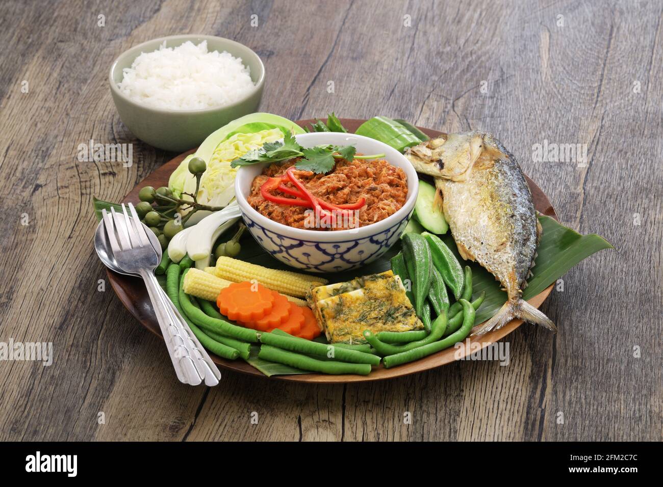 nam phrik pla thu; verdure con pasta corta di sgombro da immersione, cibo tailandese Foto Stock