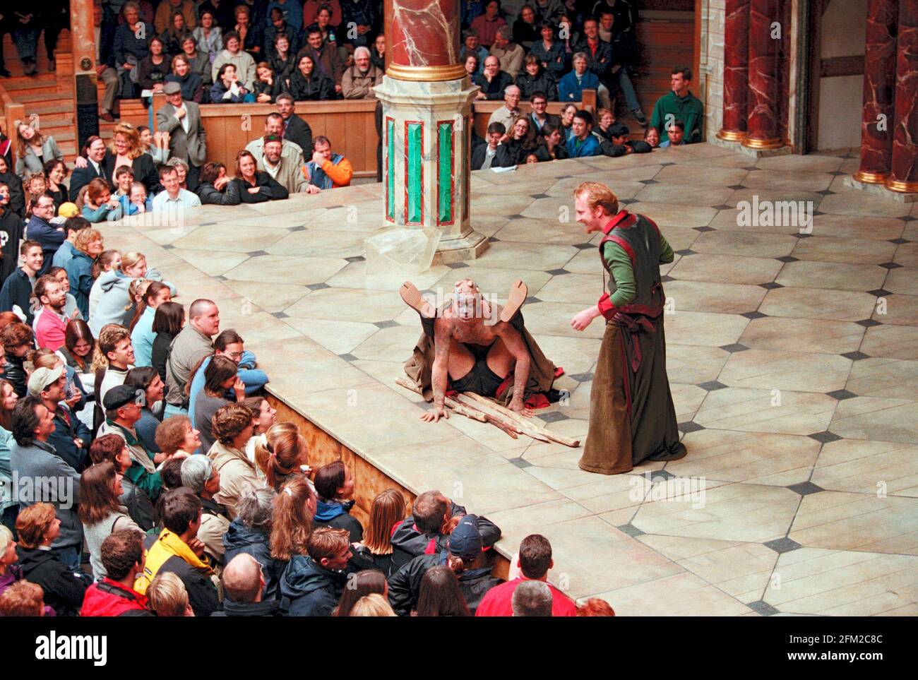 l-r: Jasper Britton (Caliban), Trinclo, Steffan Rhodri (Stefano) nella TEMPESTA di Shakespeare al Globe di Shakespeare, Londra SE1 26/05/2000 Master of Design: Bjanka Ursulov Master of Music: Nigel Osborne Master of Play / regista: Lenka Udovicki Foto Stock