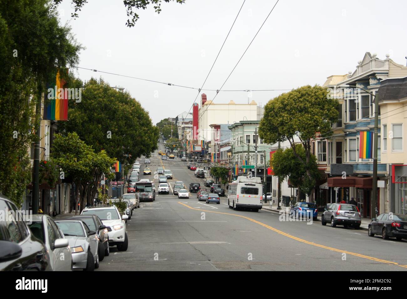 Una strada piena di bandiere di orgoglio gay nel quartiere Castro, San Francisco, California, Stati Uniti d'America aka USA Foto Stock