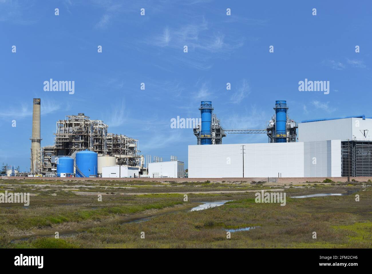 HUNTINGTON BEACH, CALIFORNIA - 28 Apr 2021: Il progetto energetico di Huntington Beach (HBEP) vecchio e nuovo impianto. Foto Stock