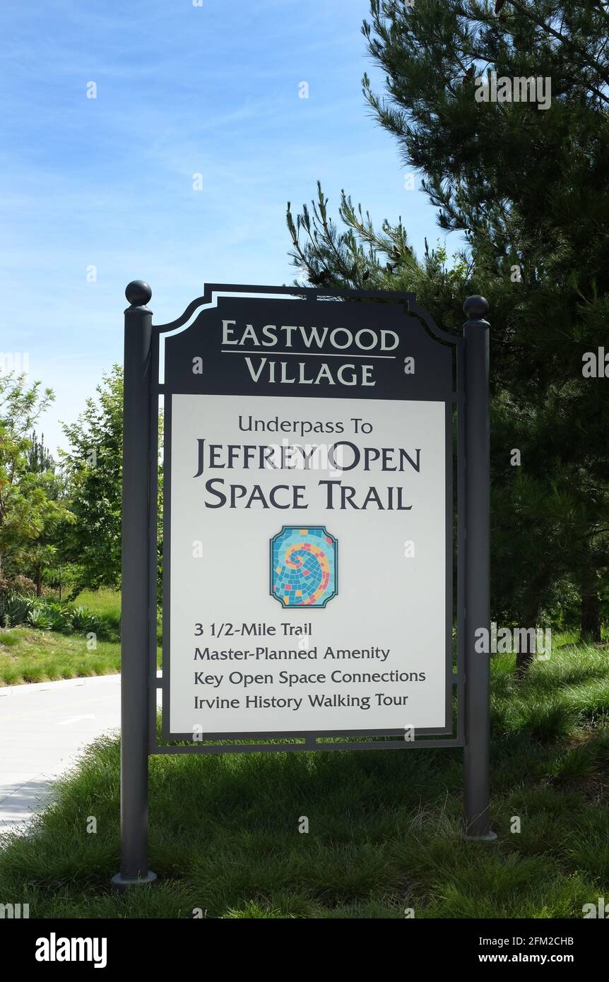 IRVINE, CALIFORNIA - 1 MAGGIO 2021: Cartello d'ingresso al Jeffrey Open Space Trail del Eastwood Village. Foto Stock