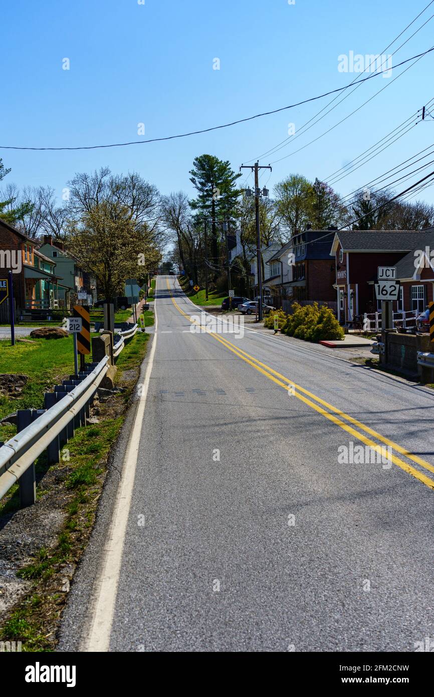 Unionville, Pennsylvania, USA - 6 aprile 2021: La strada principale, conosciuta come Route 82, attraverso la comunità di Unionville nella contea di Chester, Pennsylvania meridionale. Foto Stock