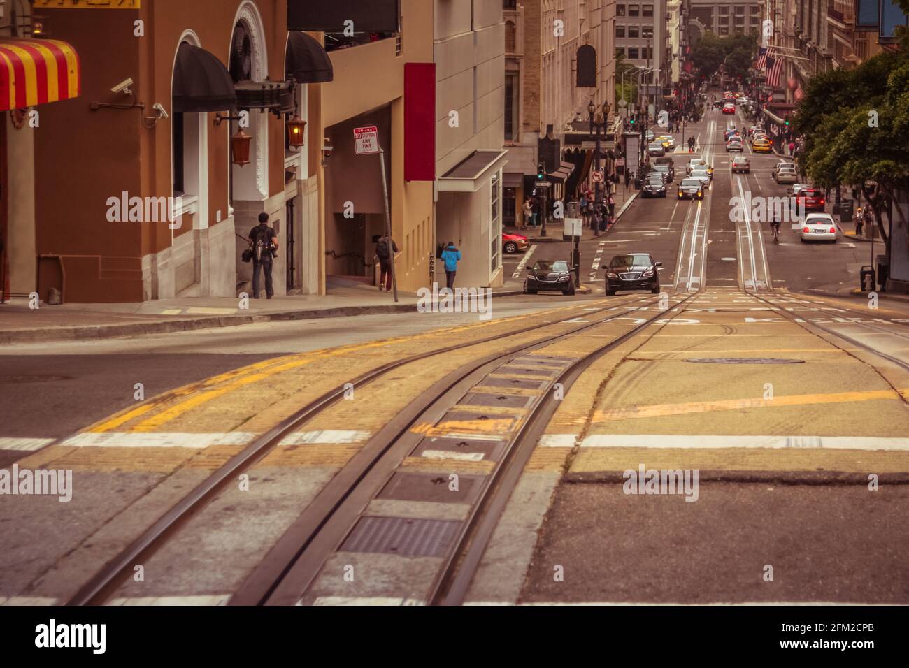 Un colpo orizzontale di una strada che scende verso il basso nella trafficata città di San Francisco, California, Stati Uniti d'America aka USA Foto Stock