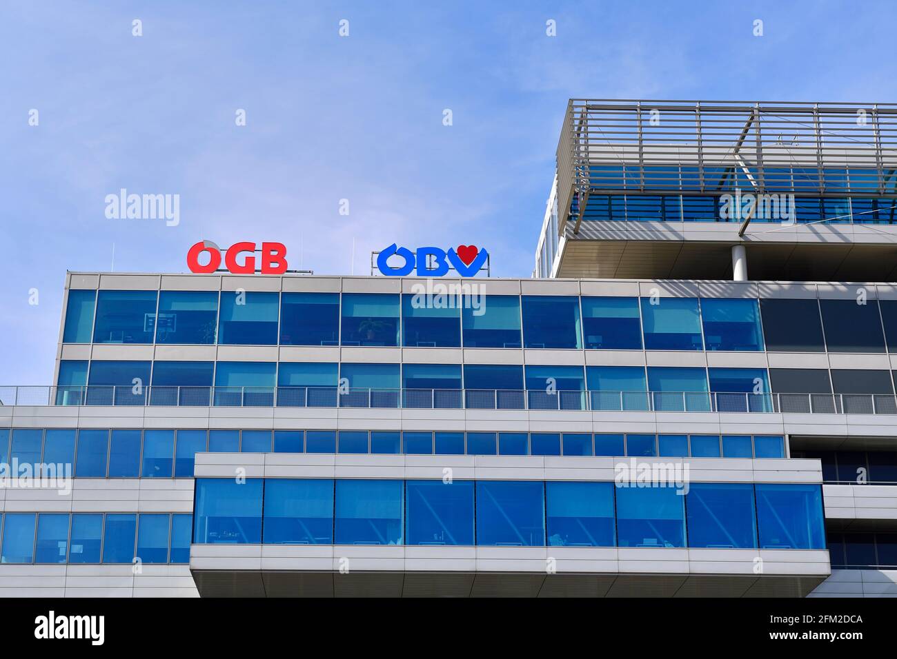 Vienna. Austria. ÖBV assicurazione dei funzionari pubblici austriaci e federazione sindacale ÖGB-austriaca vista dal porto del Danubio Foto Stock