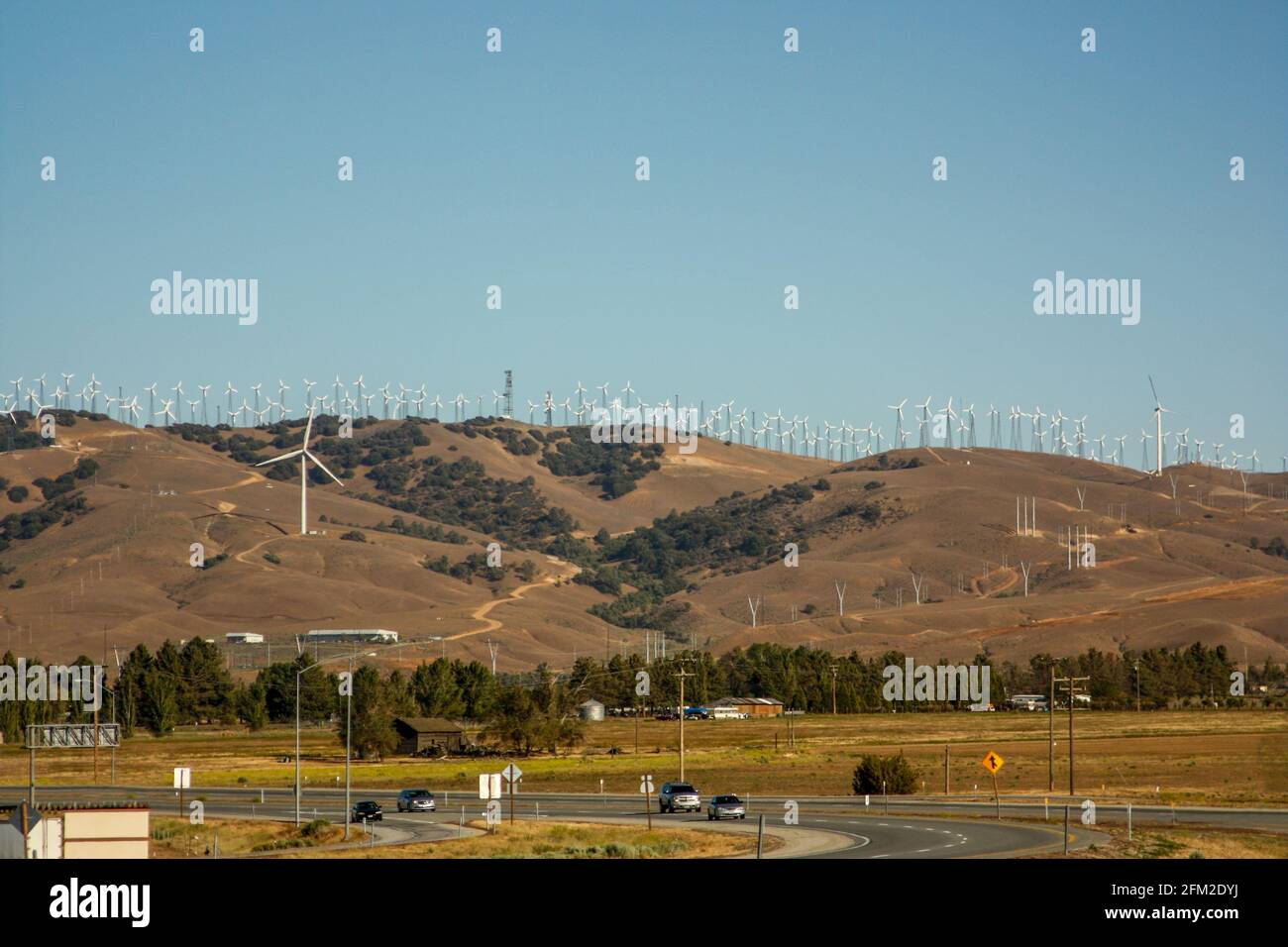 Mulini a vento a generazione di energia (turbine eoliche) sulle montagne vicino a Palm Springs California, Stati Uniti d'America aka USA Foto Stock